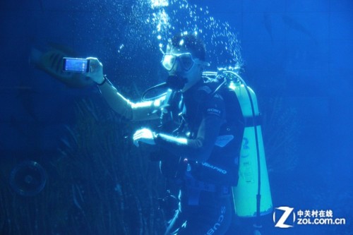 员在海水中,潜入20m深处的水下时,他所承受的