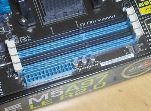 华硕主板m5a97_接线图分享 华硕M5A97 LE R2.0主板背部接口同样丰富。板载2个USB3.0接口,12个USB2.0接口,8声道高清音频输出接口以及千兆网卡和满足游戏玩家需求的PS/2接口。 编辑点评: 华硕M5A97 LE R2.0主板面向中端市场,AMD970+SB950的组合完美支持AM3+接口处理器。该主板选用高品质固态电容,用料扎实,搭配华硕独家双智能处理器和USB3.