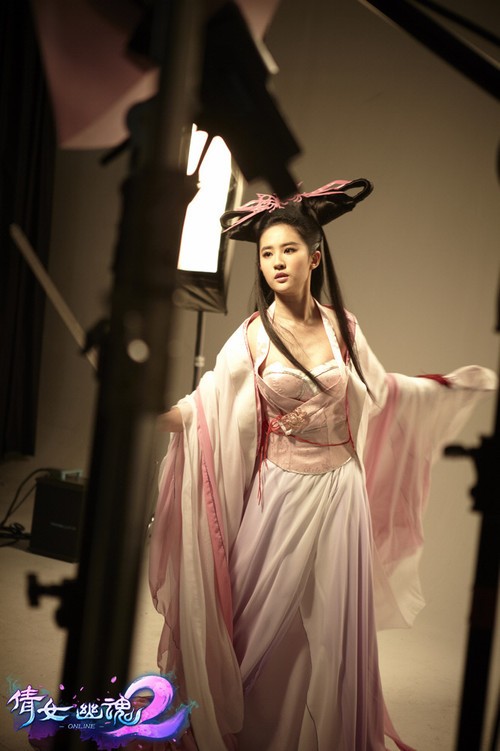 <em>刘亦菲</em>再度牵手《<em>倩女幽魂</em>2》 披仙子装娇羞可