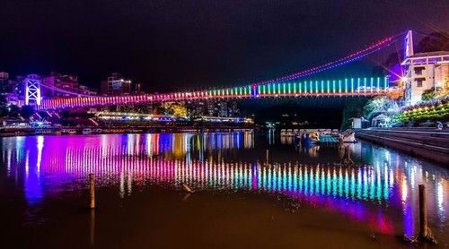 舞动的乐章  新北市 碧潭桥安装万盏LED_LED景
