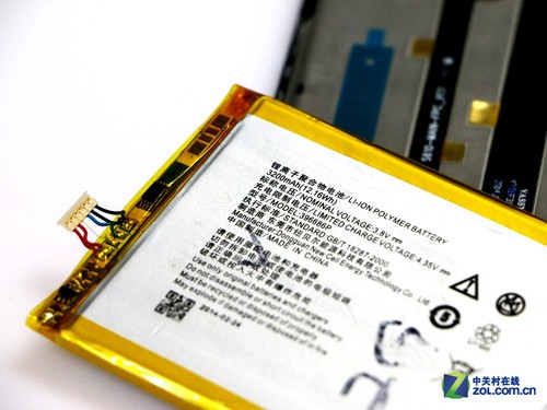 我们也是可以清楚的看到,这是一块3200mAh的锂离子聚合物电池,主打多媒体播放的100+爱奇艺手机后置电池容量达到3000mAh以上也算是理所应当。