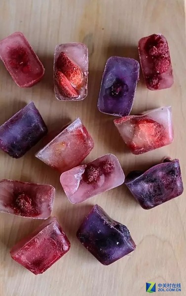 【高清图】夏日自制水果冰块 为普通饮料增添