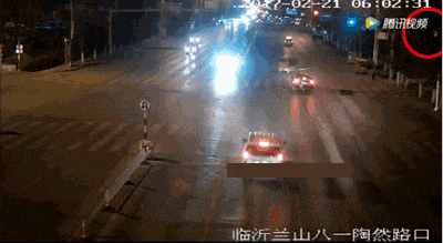 【高清图】 惊心动魄三十秒:轿车撞人拖行如同谋杀图7