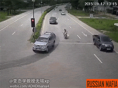 【高清图】 惊心动魄三十秒:超速骑手撞车飞出数米图8