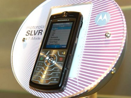 手机以外的看点 MOTO移动充电器酷似U6_手机_手机新闻-中关村在线