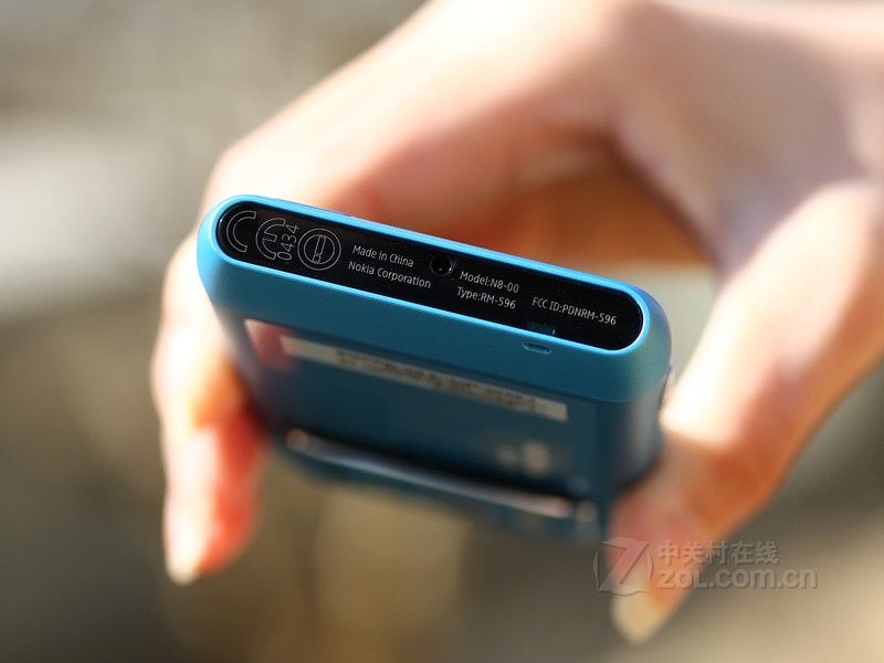 【蓝色-人物图】诺基亚n8蓝色外观图片 图14-