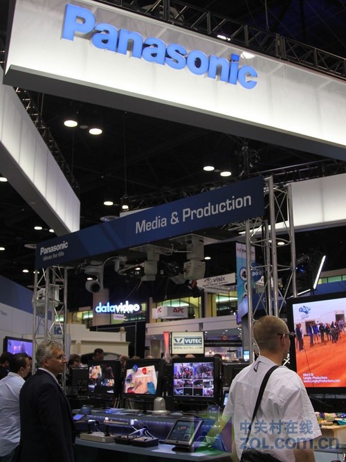 infoComm2011:松下展出弧形拼接系统 