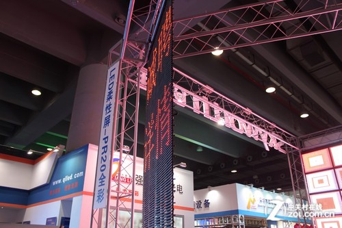 2012广州LED展:创维展示全彩柔性屏