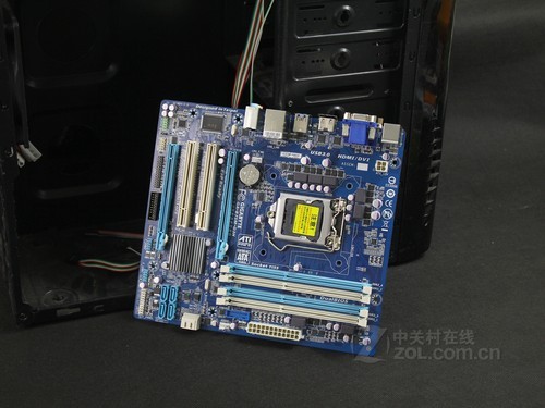 技嘉B75 外观图 