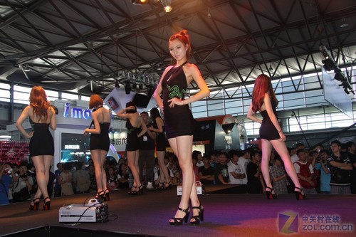 洋妞 DOTA一个也不少 Razer展台美女秀