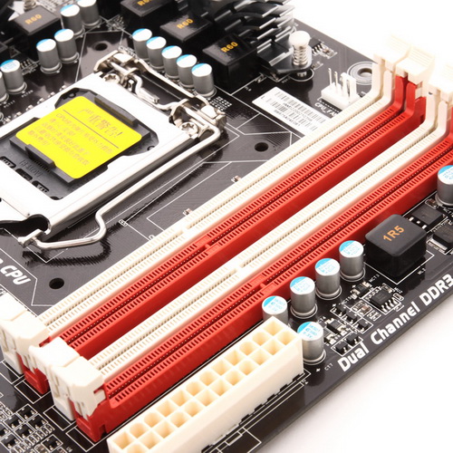 硬盘接口方面,映泰tz77mxe主板提供了4个sata2和2个sata3磁盘接口.