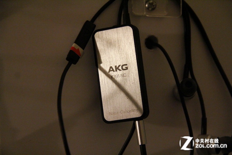 【高清图】 音响展2012:akg展出全新降噪耳机k391图2