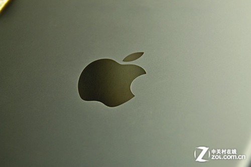 机身背部标志性的缺口苹果logo