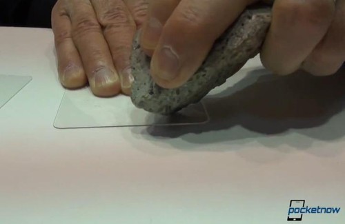 屏幕抗划测试 蓝宝石玻璃vs大猩猩2代