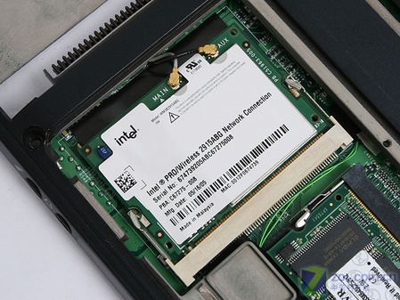 英特尔的无线网络模块拆解后的全貌硬盘采用的是日立40gb笔记本硬盘