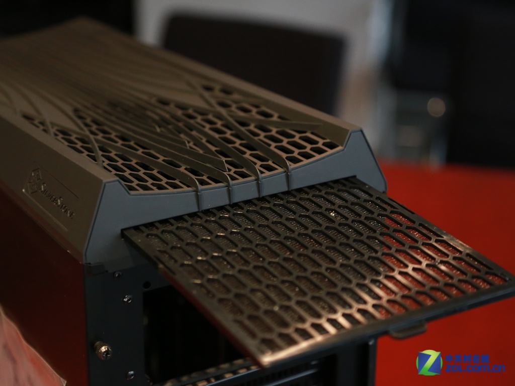 不再是垂直风道?银欣乌鸦4机箱图赏