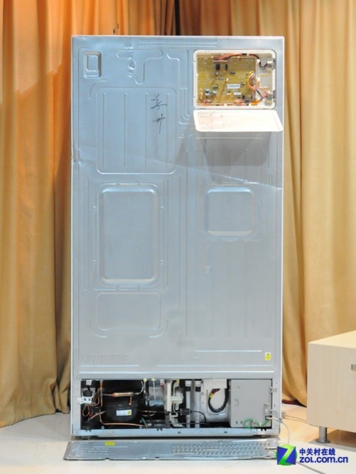 我们对这款冰箱进行了背部的拆解,冰箱背部右上部分为冰箱的电子温控