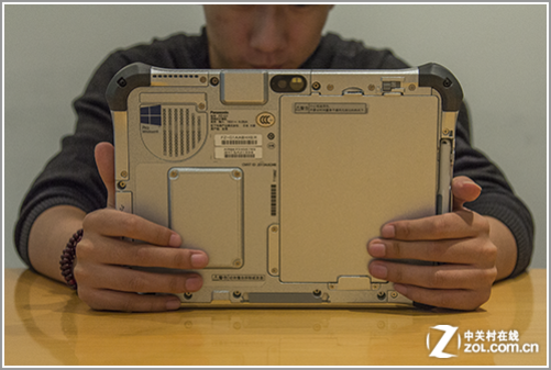 总之松下这边尽可能的让fz-g1的用户感觉不到其金属边缘的锋利