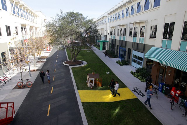 Facebook���ܲ�λ�ڼ���Menlo Park�칫԰������11���������ɣ��е�ʿ�����԰����˫���ȡ���˾û�����а칫�ң������ǹ�˾CEO Mark Zuckberberg������ż������У԰����Ĵ�Ĳ�������������У����̻���ͨ������·�����н��С�