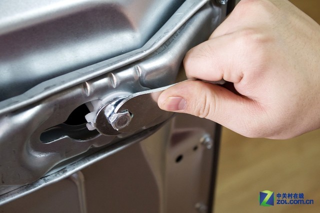 在使用洗衣机前,我们需要手工拆下滚筒固定螺栓.