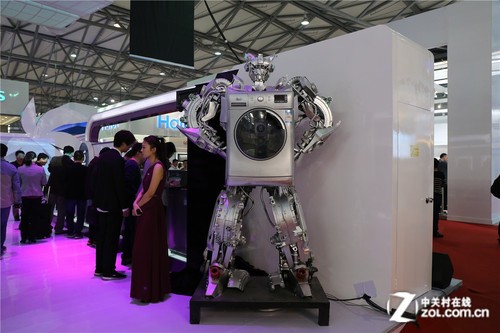 伫立在门口的洗衣机机器人