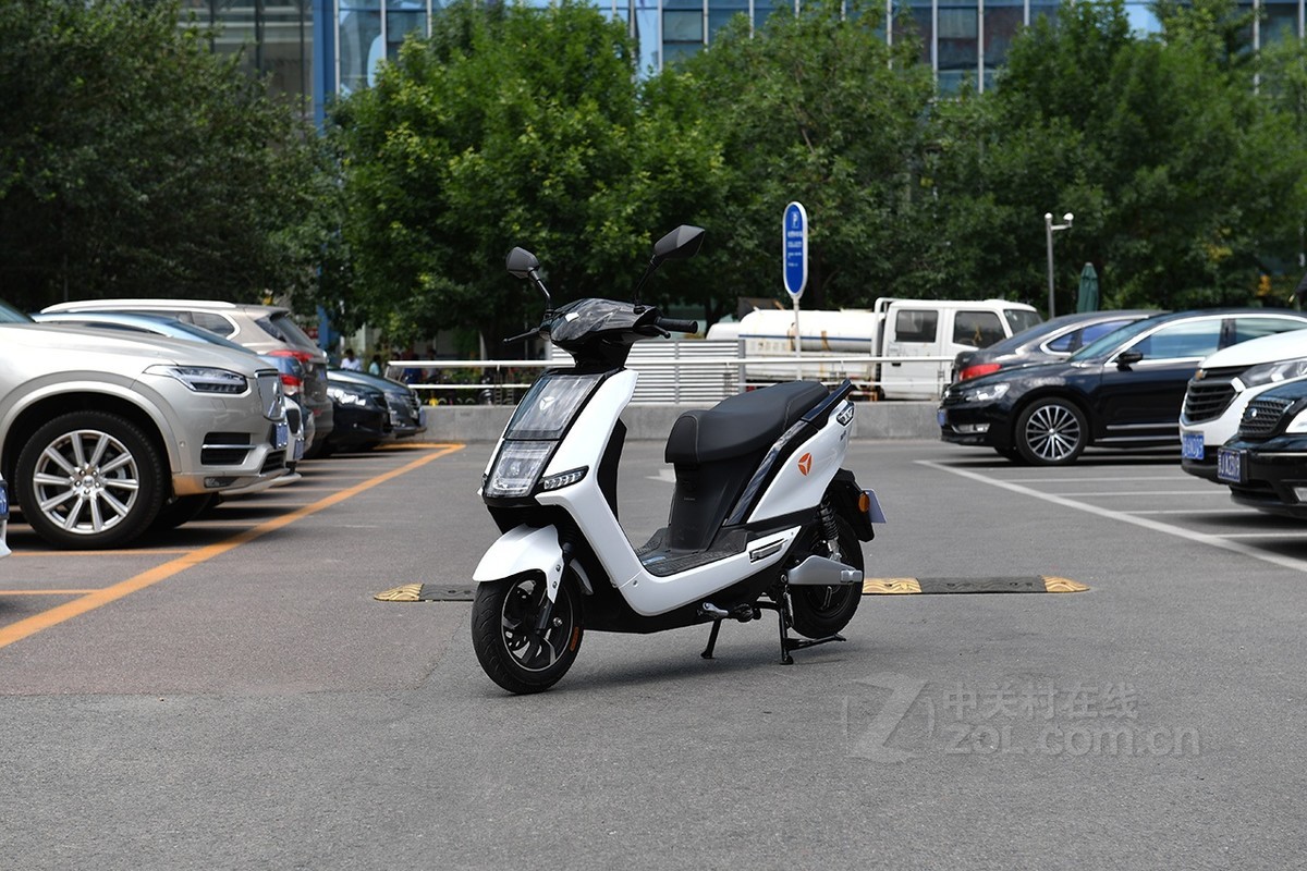 电动车 雅迪电动车 雅迪e7 li plus 图片 整体外观图 11 / 15隐藏