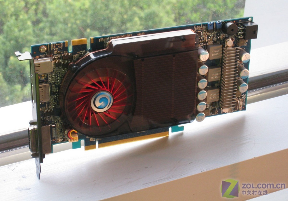 【高清图】 板载2gb 全球最大显存容量9600gt曝光图1