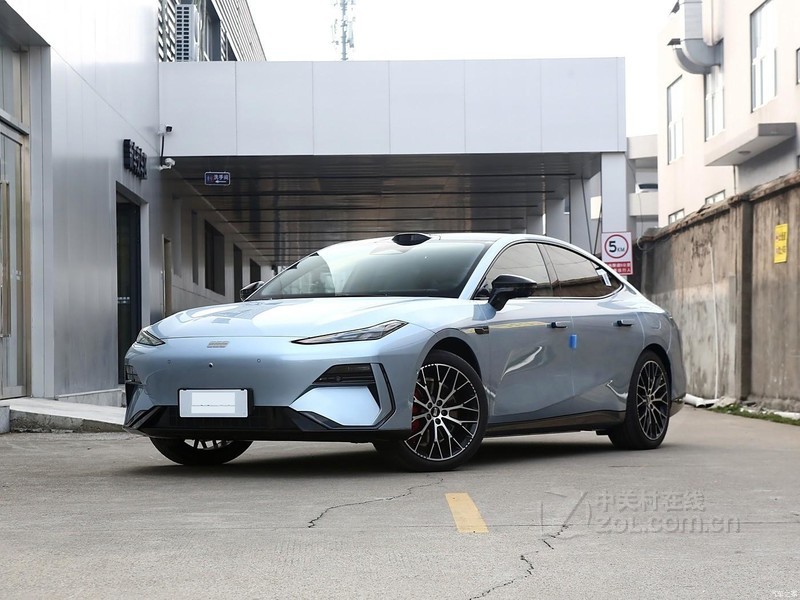 �������� ����E8 2025�� 700km Զ���Ǽݰ�
