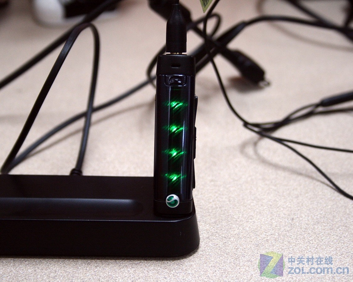 【高清图】 索尼移动(sonyericsson)索尼爱立信u10i(aino)局部细节图