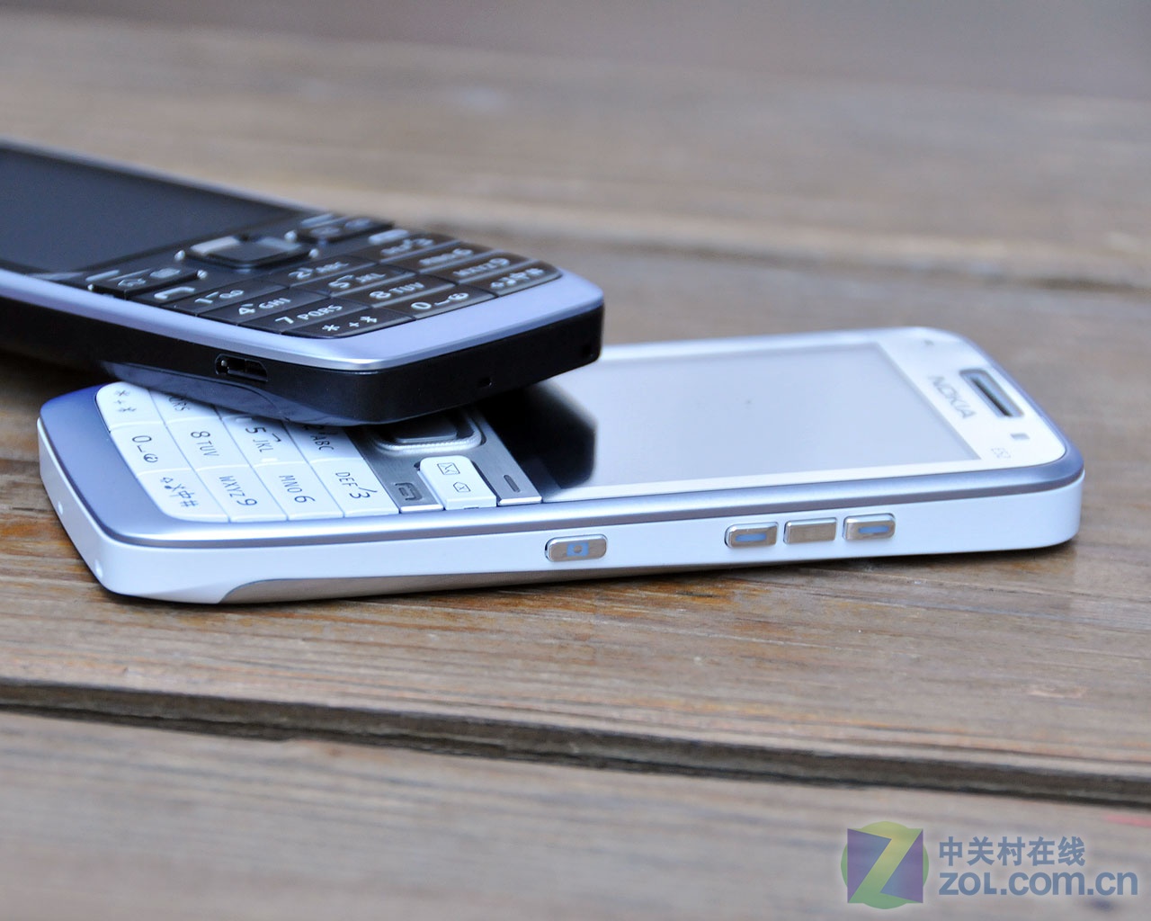 手机 诺基亚手机 诺基亚e52 图片 返回综述页