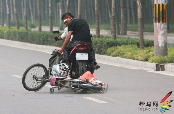 资讯 行摄 图记石家庄飞车抢劫 9月16日,河北石家庄,"飞车党"拽着挂在