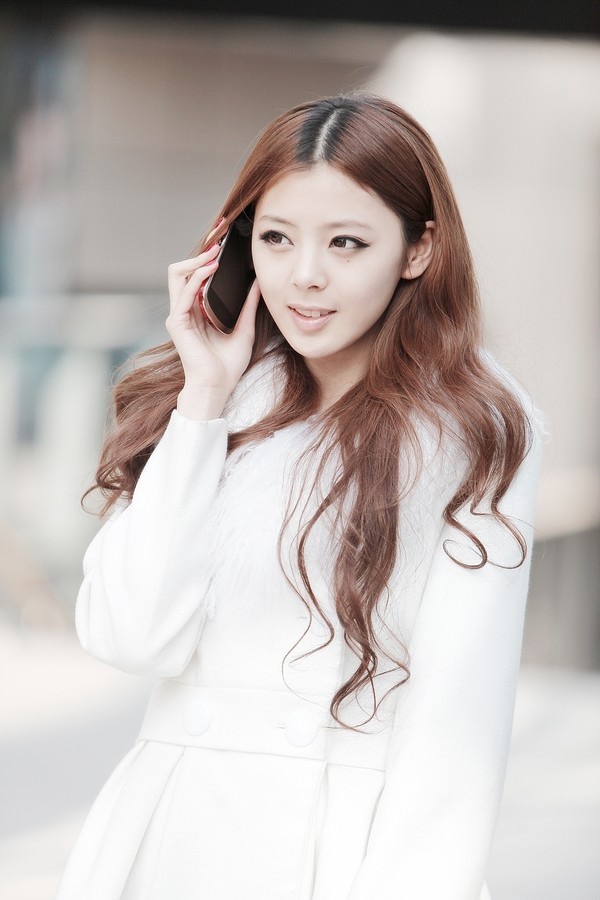 【高清图】 高挑细腰美女谢梦 享受联想乐phone生活图2