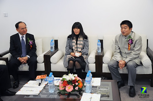 从左至右分别为华晶的夏汝文先生,联通的宋丽梅女士和华旗的冯军先生