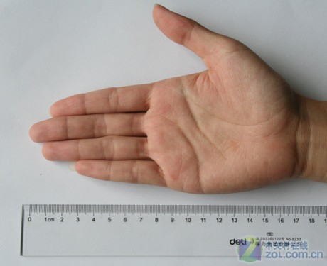 其实对于18cm以下手型的朋友们来说,如果是正常比例的手掌和手指长