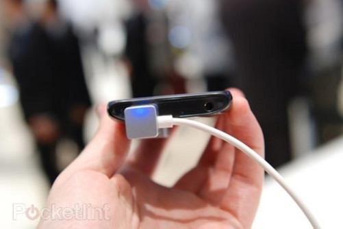 手机 正文 这款手机的屏幕材质为普通的lcd,甚至不是galaxy r采用的