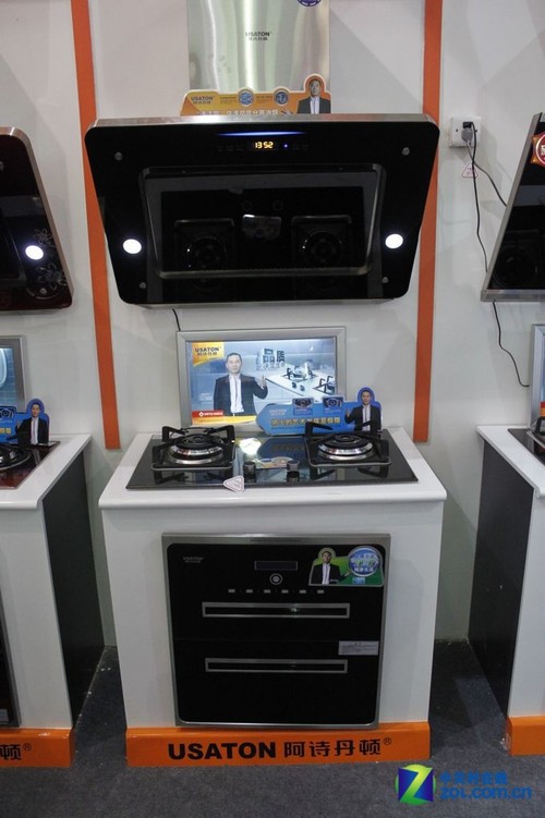 阿诗丹顿展示烟灶,消毒柜