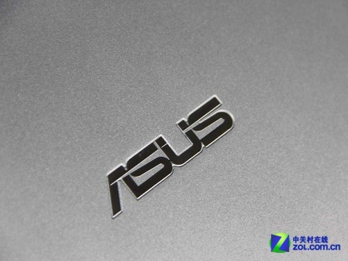 不仅坚固耐用而且也不易沾染指纹,顶盖正中央依然印有华硕"asus"logo