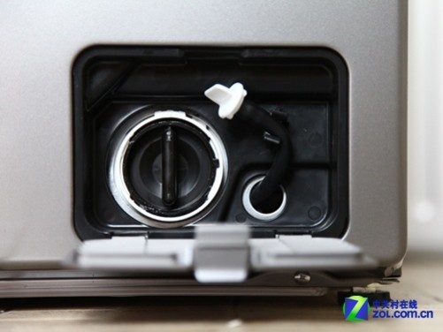 海尔滚筒洗衣机排污口特写