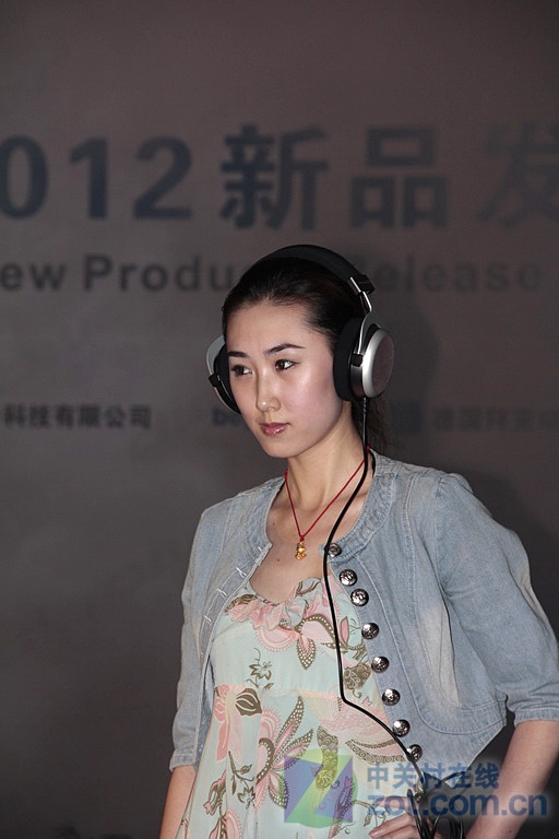 帅哥+美女!拜亚88年新品发布会T台秀