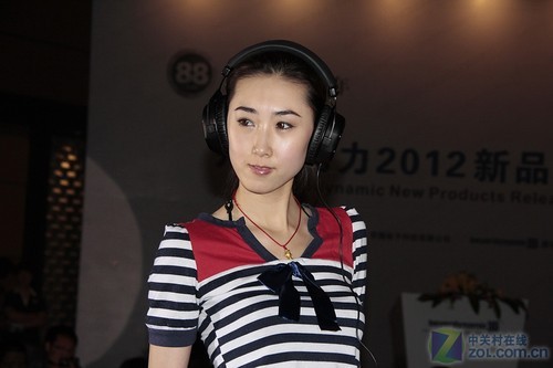 帅哥+美女!拜亚88年新品发布会T台秀