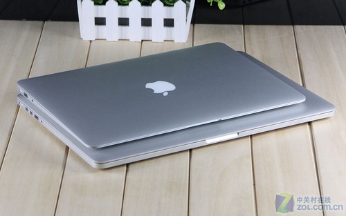 ��ӭ��������һ�� Macbook Pro ϵ������ĵڶ�ƪ���������������ȿ����� MBP �� Macbook Air �ں�ȷ���ĶԱȣ�Ȼ��ῴ����һ�� MBP ����ͨ�¿� MBP �ں�ȡ��ӿں���Ļ���ӽǶȷ���ĶԱȡ�