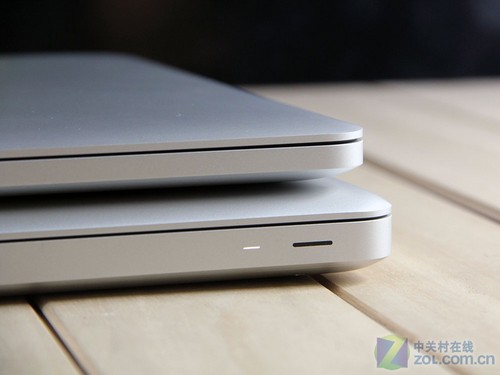 �����������Ա�һ������ MBP �Ĳ���ӿڣ������ǻ���ǰ�ˣ��ᱡ�� MBP ʡ����ָʾ�ƣ�����������ʡ���˵����Ŀ�������������������ڼ��̵����Ͻǣ�ȡ������ǰ������������λ�ã����ǿ���ƻ����׷Ѱ���¼�Լ�ĵ�·����������ľ���