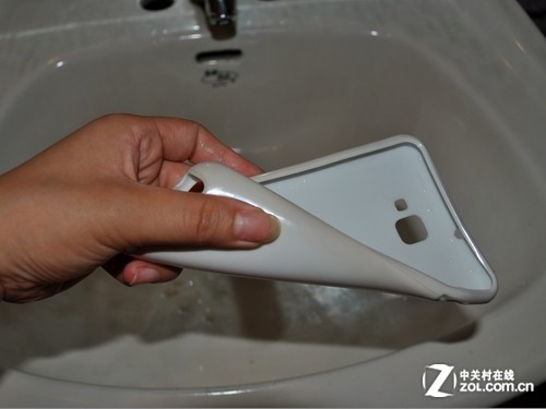 医用84消毒液怎么用橡皮／酒精谁有用 清洗白色手机套大作战_https://www.jmylbn.com_新闻资讯_第17张