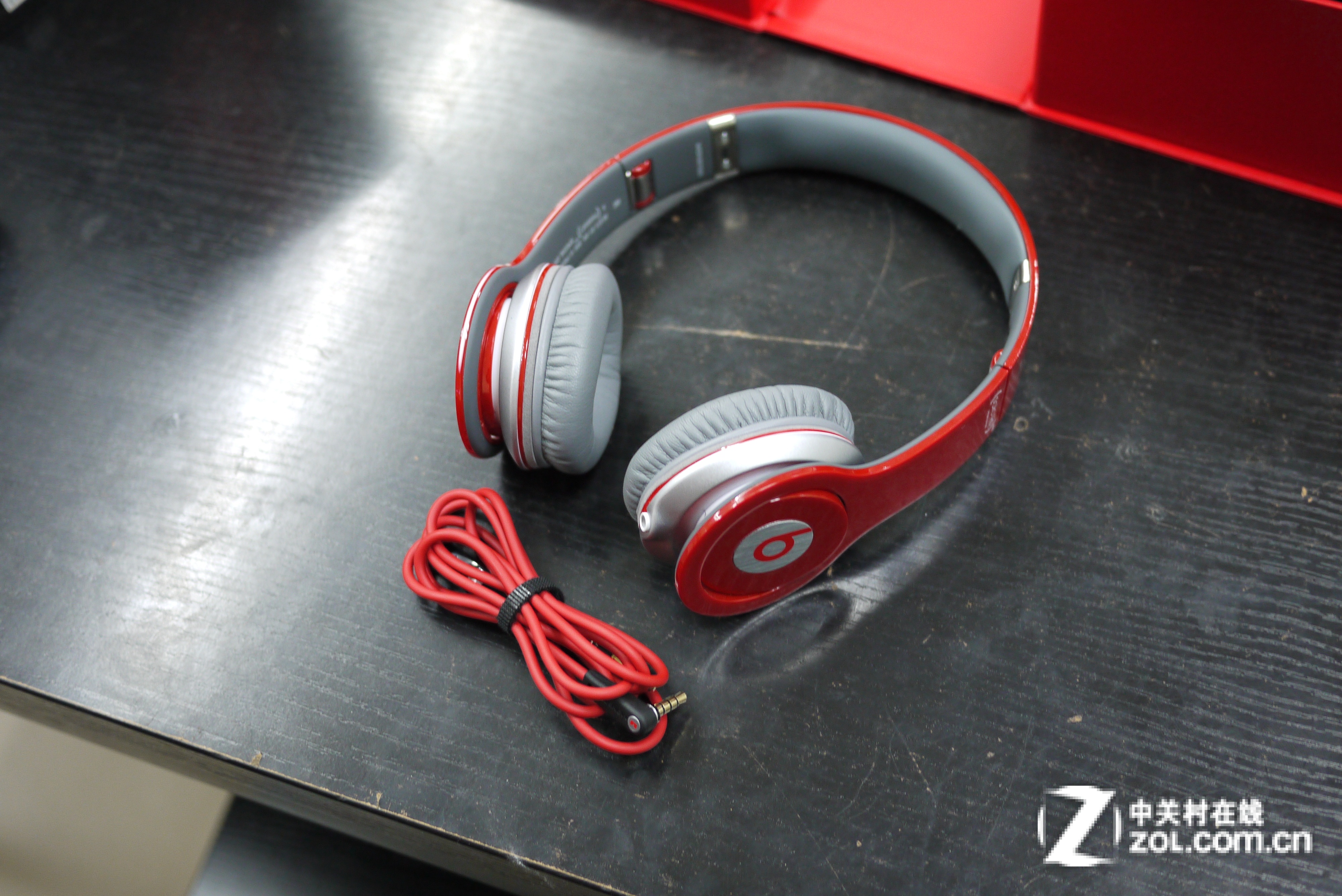 拉风骚红色! 魔声solo hd耳机仅1630元