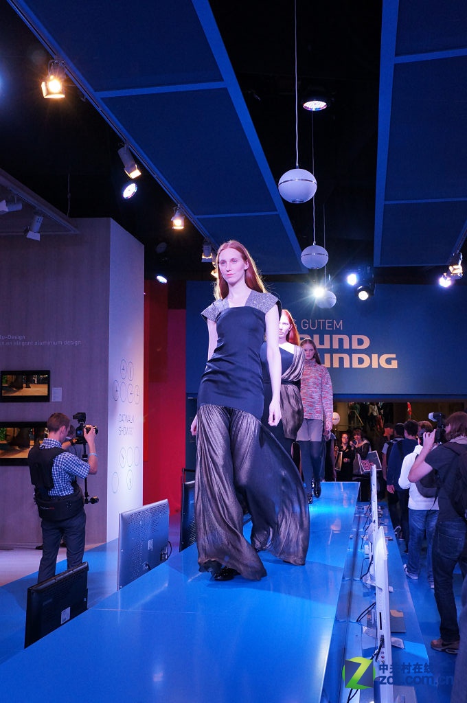 美女t台走秀 grundig智能电视亮相ifa